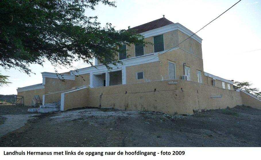 08. Hermanus met links de opgang naar hoofdingang 2009